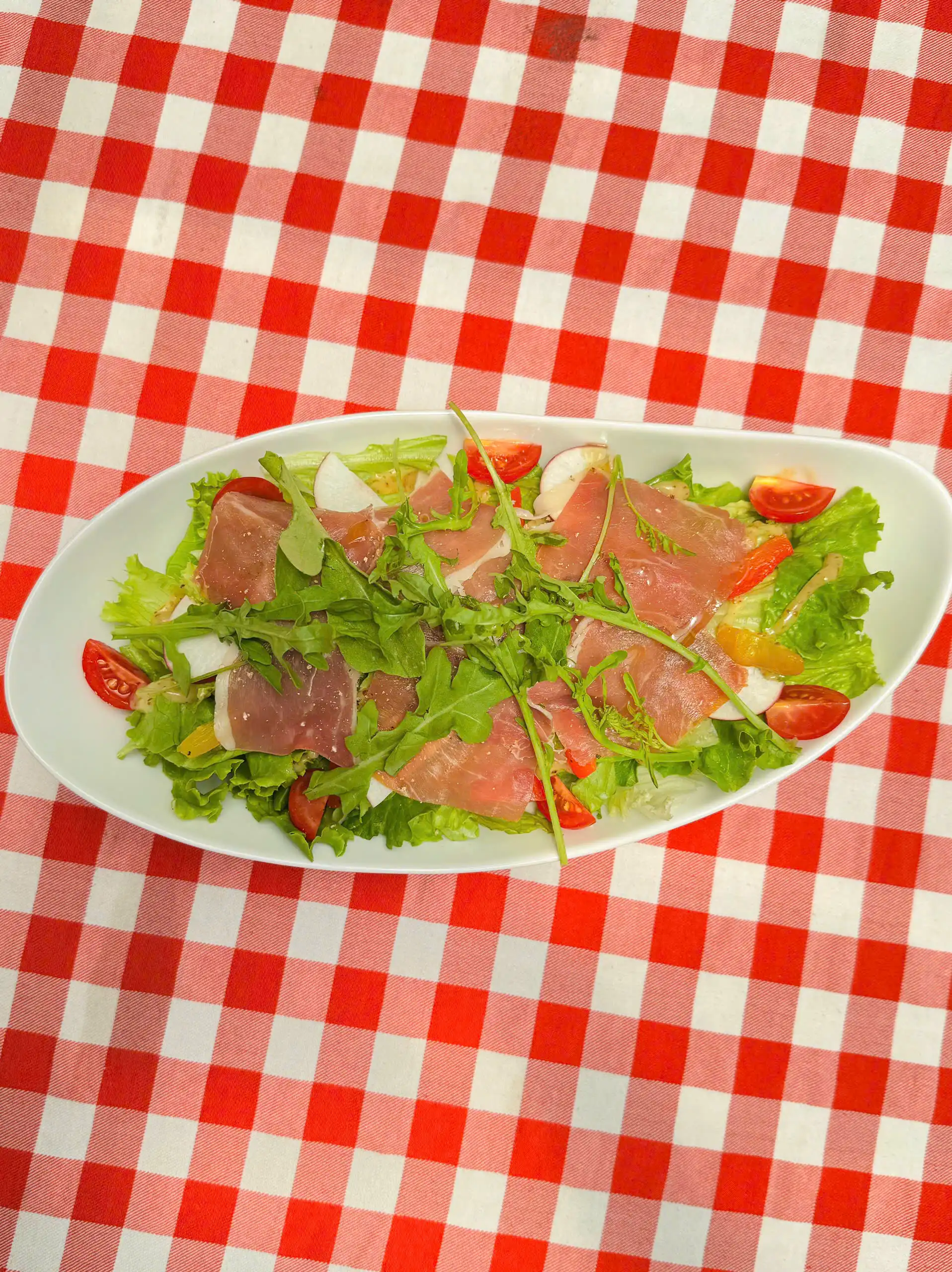 Salad Thịt Xông Khói – Món Khai Vị Thanh Mát Tại Coraggio
