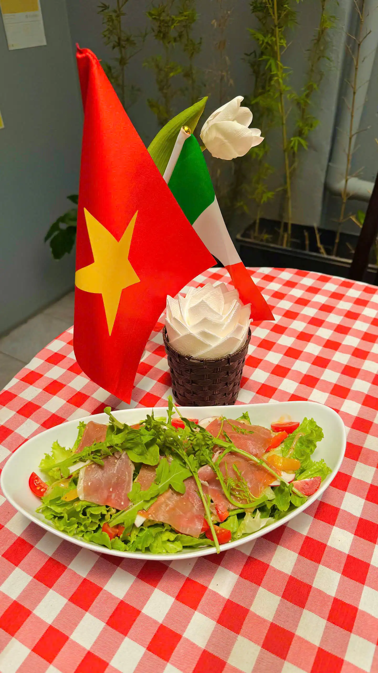 Salad Thịt Xông Khói – Món Khai Vị Thanh Mát Tại Coraggio