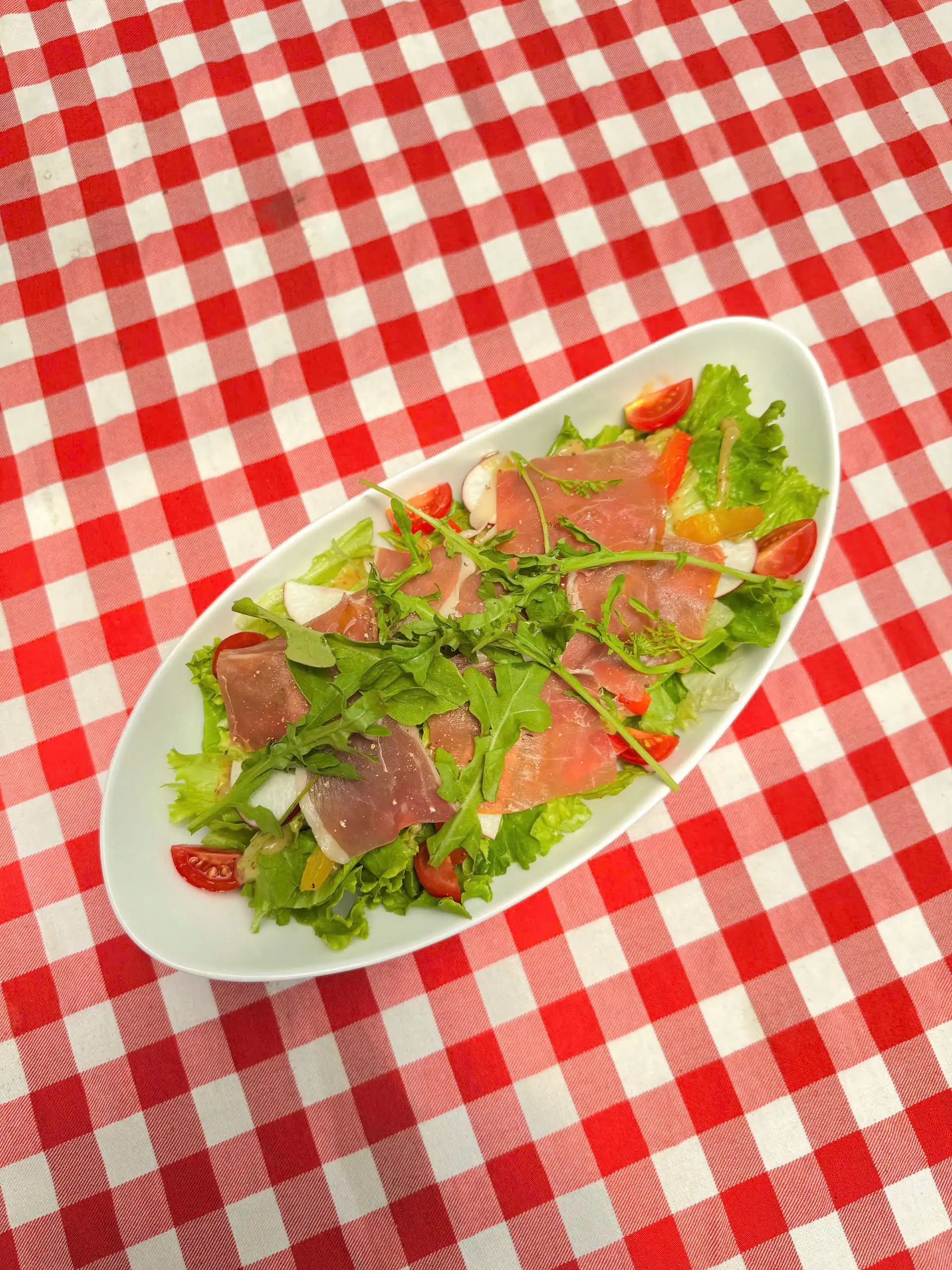 Salad Thịt Xông Khói – Món Khai Vị Thanh Mát Tại Coraggio