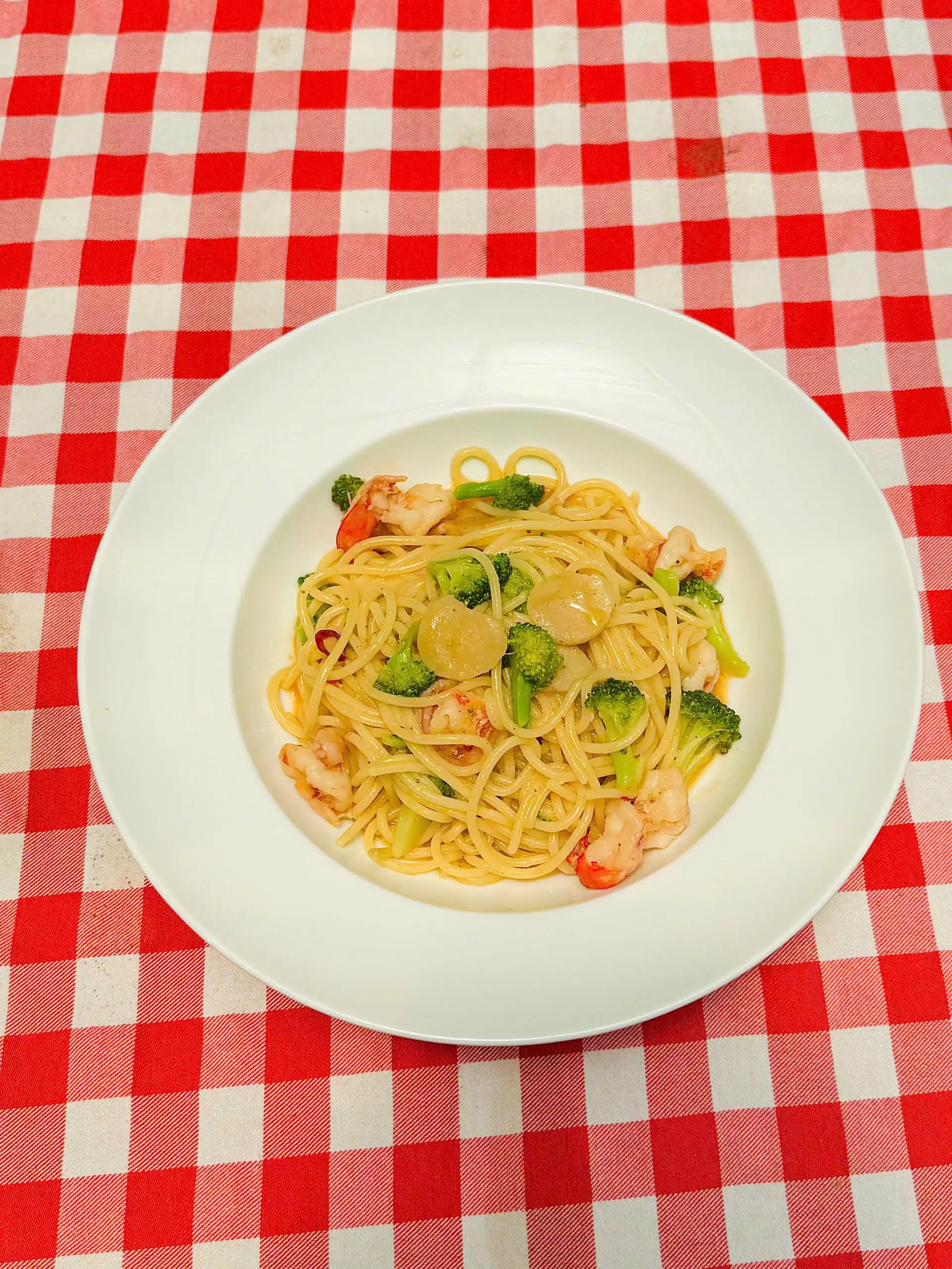 Mỳ Ý tôm và sò điệp sốt tỏi ớt