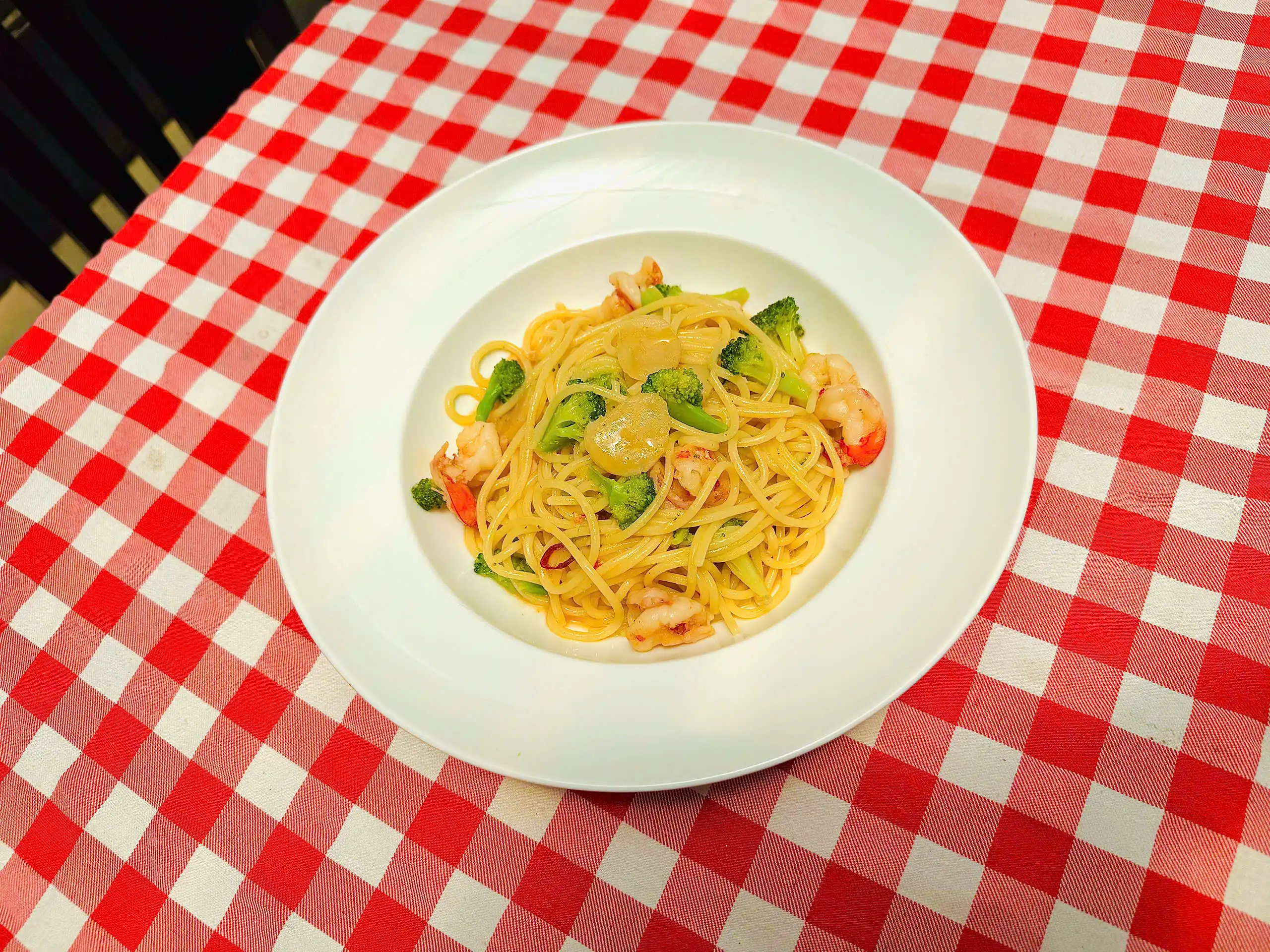 Mỳ Ý tôm và sò điệp sốt tỏi ớt