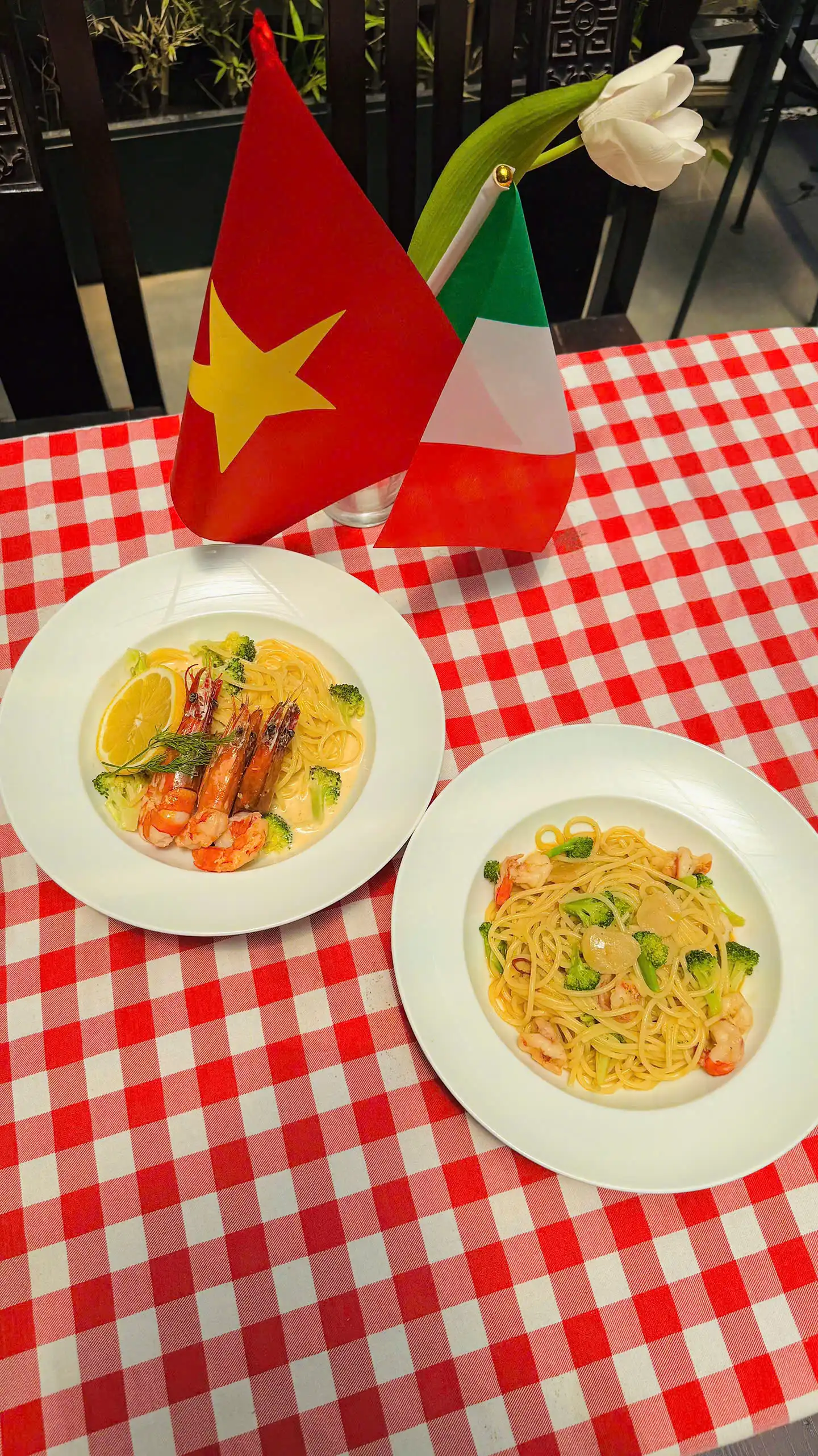 Mỳ Ý tôm và sò điệp sốt tỏi ớt