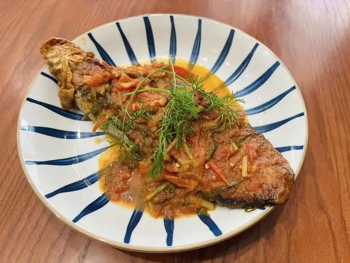 Cá thu sốt cà chua – Linh hồn của mâm cơm Hà Nội tại Nhà Bếp Hanoian