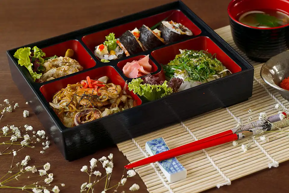 Trưa nay ăn gì: mì ramen xào hải sản lạ miệng, chống ngán