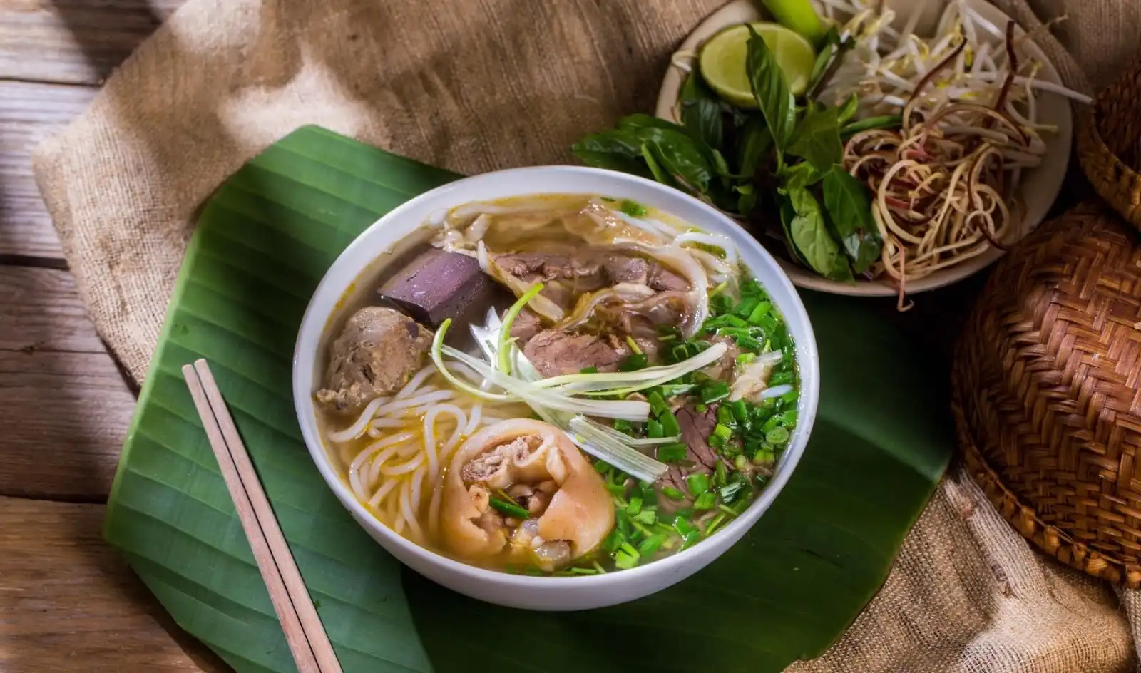 Bún bò Huế ‘thập toàn, ngũ đắc’