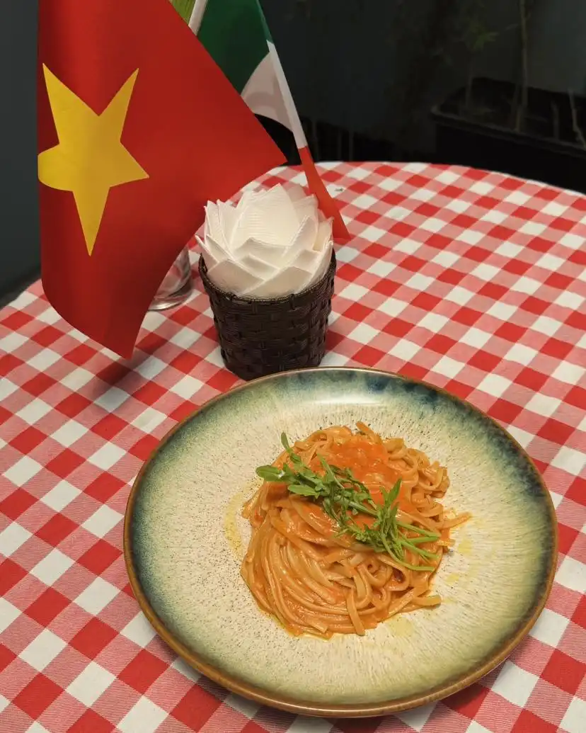 MÌ DẸT TÔM SỐT KEM CÀ CHUA – BẢN TÌNH CA NGỌT NGÀO GIỮA BIỂN VÀ ĐẤT