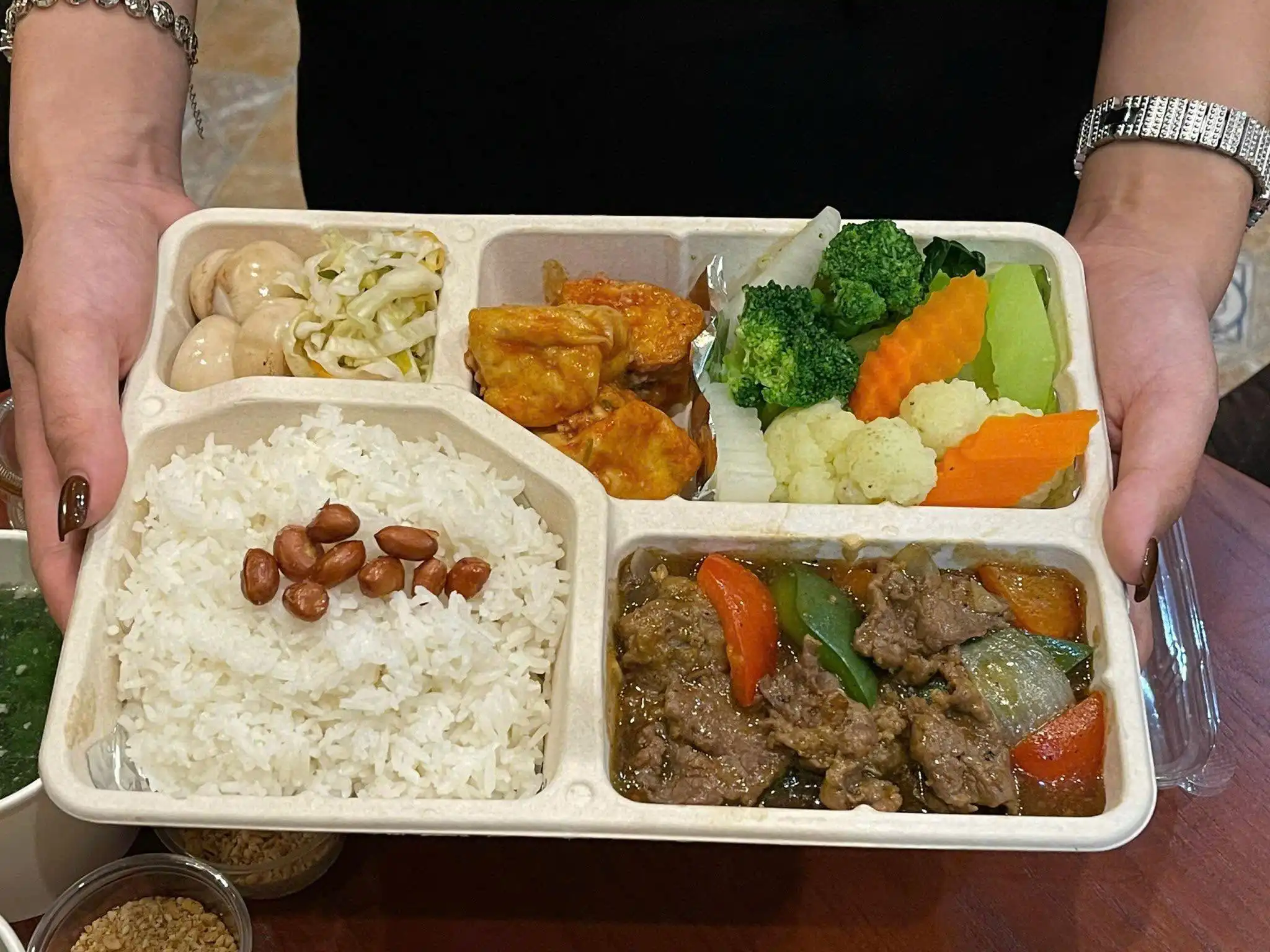 Lại là suất cơm “3 siêu” quen thuộc của Nhà bếp Hanoian: siêu ngon, siêu đủ chất và siêu tiện lợi – lựa chọn hoàn hảo cho dân văn phòng giữa lòng Hà Nội.